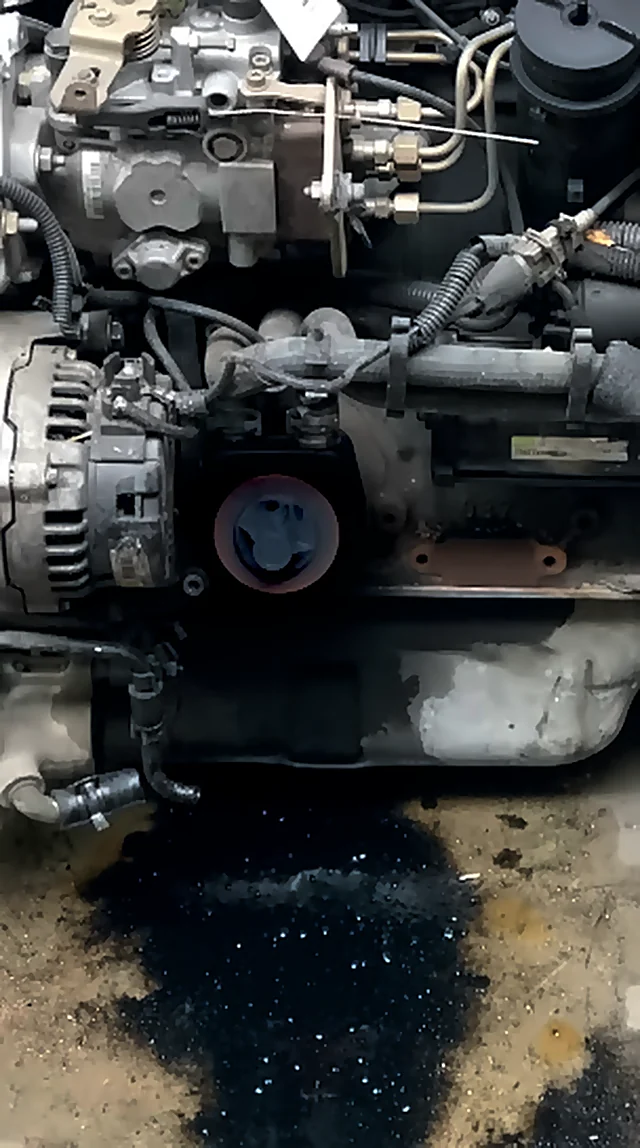 Moteur fermé par un bouchon classique : une flaque d'huile s'étale au sol