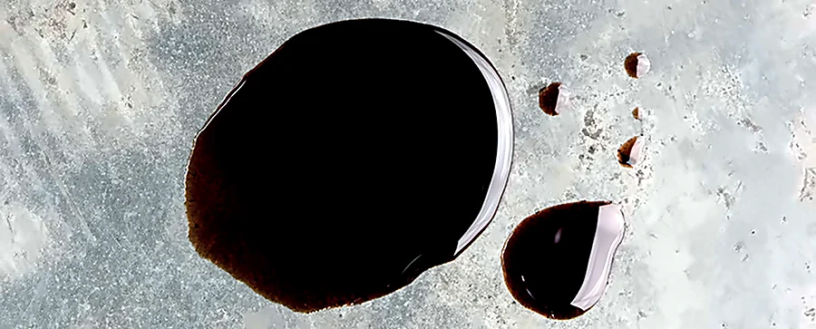Taches d'huile sur un sol en béton