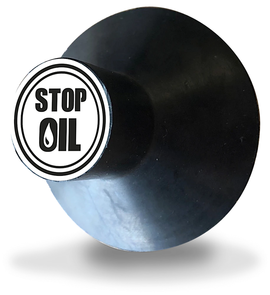 Bouchon Stop Oil vu de dessus : cône souple noir et étiquette Stop Oil